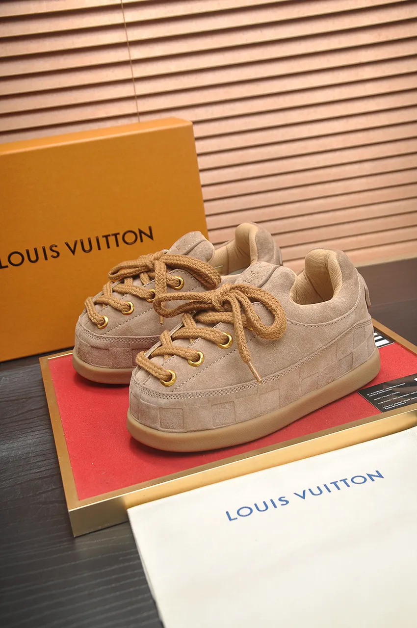 Men's men's shoes💰700💶 🔥New style🔥 LV co-branded nigo, ugly and cute😍Many Internet celebrities have put on their shoes, classic and versatile items.  ❄️Fabric: Imported high mercerized cow suede. ❄️Inner lining: high-grade elastic mesh, ❄️Outsole: original molded outsole, palm print rubber outsole with hidden L letter and Monongram flower ❄️Size: Female 35-41 (Female 41 customized), Male 39-46 (45-46 customized)